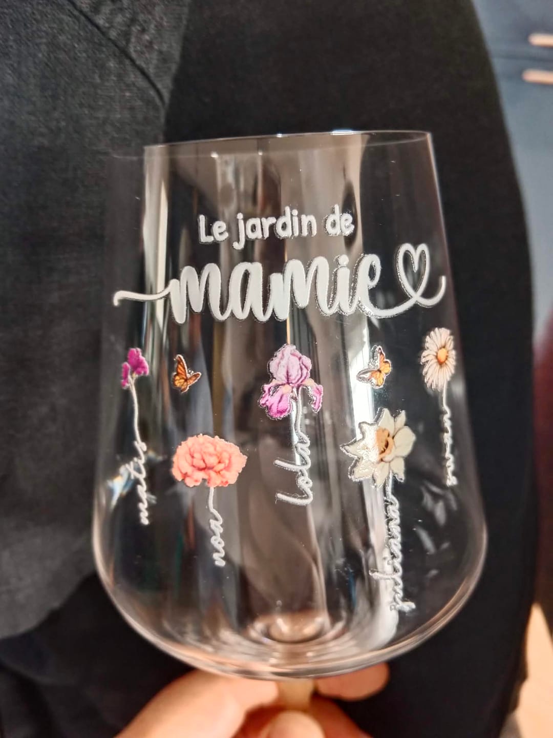 Customer photo review of Le jardin de Mamie - Verre à vin personnalisé avec fleurs de naissance pour Maman et Mamie