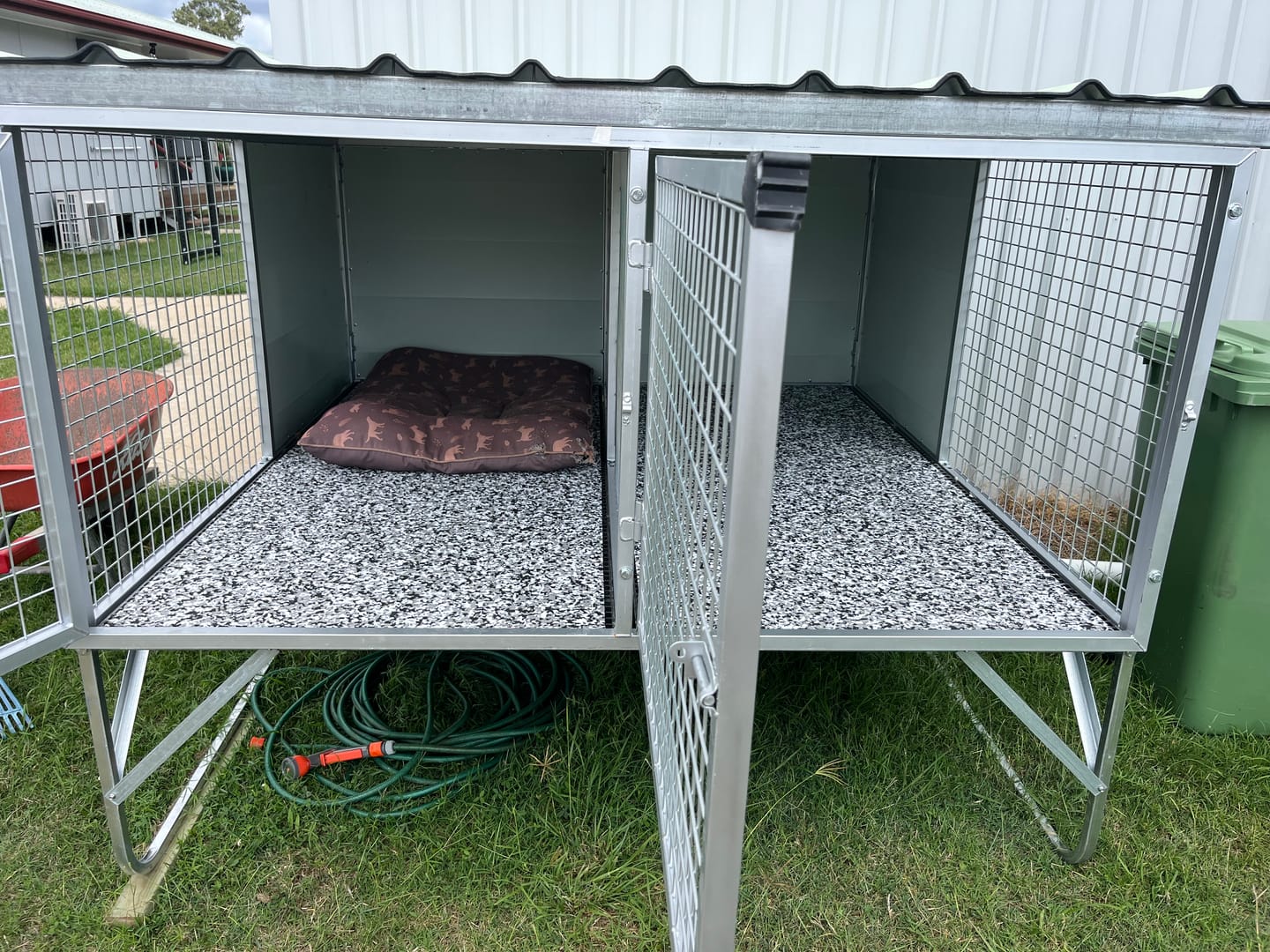 Customer photo review of Raised Safety Kennel