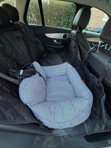 Kundenfoto des installierten Auto Rückbankschutzes auf dem Rücksitz, mit einem Hundebett darauf platziert.