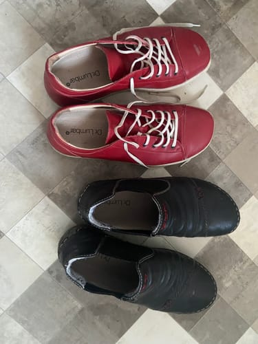 Vásárlói fotó, amelyen az Ortopéd Pro Talpbetét látható egy piros és egy fekete cipő belsejében.