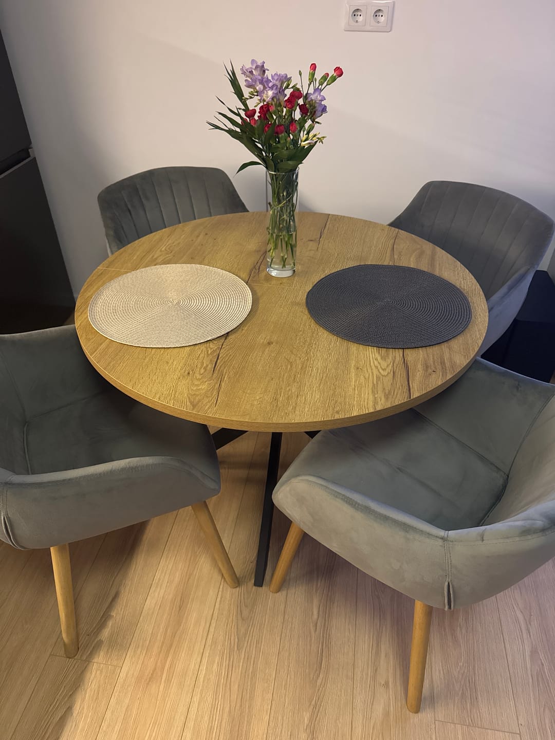 Customer photo review of Masa GASTON, stejar/negru, 100/135x100x75 cm