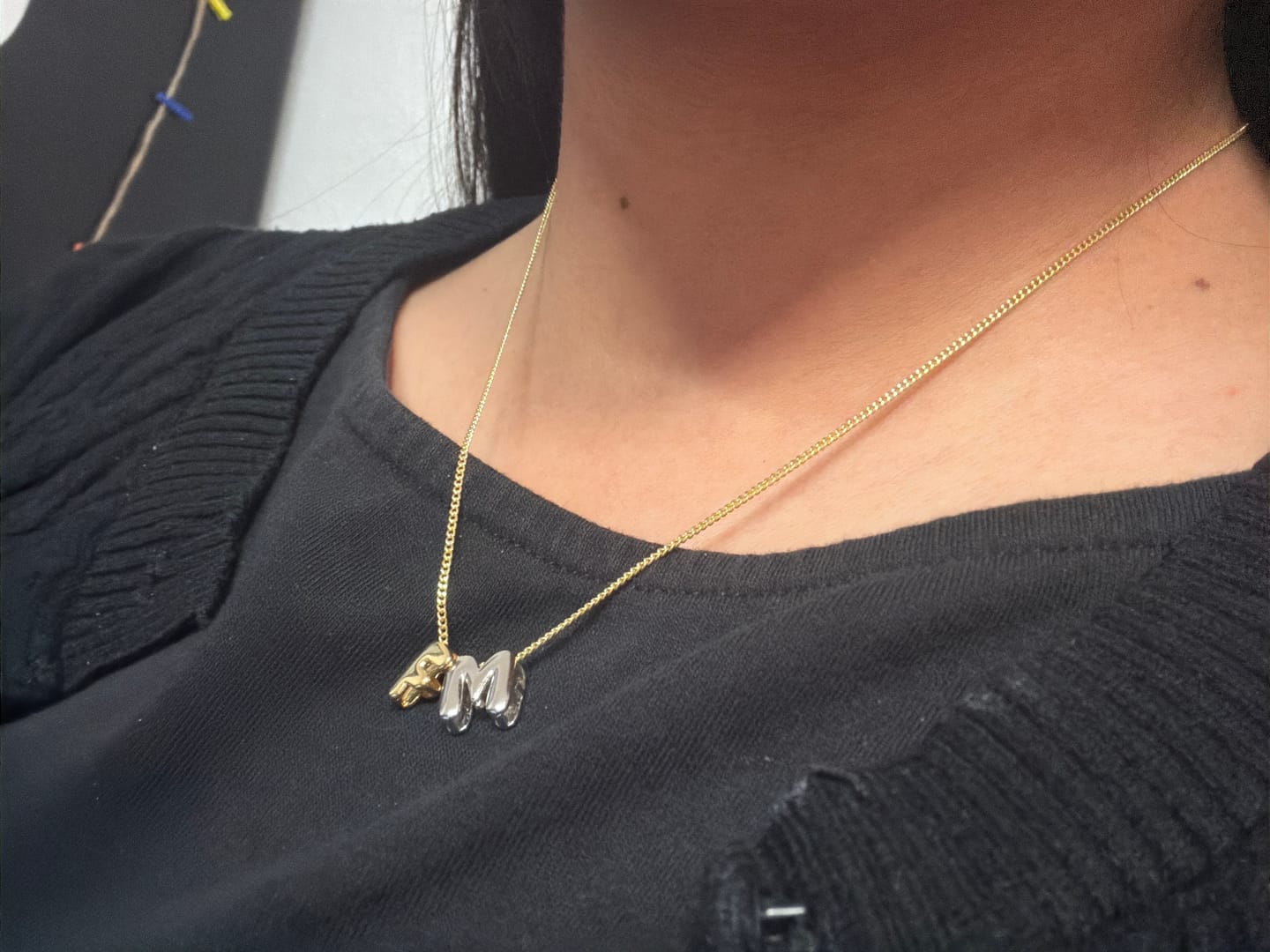 Customer photo review of Personaliza Tu Collar Con Inicial Mini Bubble Combinado