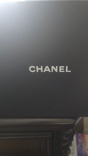 Customer photo review of SMALL VANITY CASE 17 WITH HANDLE IN BLACK CALFSKIN GOLD METAL CHAIN