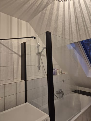 Customer photo review of SONNI Duschwand für Badewanne mit Seitenwand Schwarz NANO-GLAS Badewannenaufsatz faltbar Duschabtrennung Badewanne 80x140 cm(BxH)
