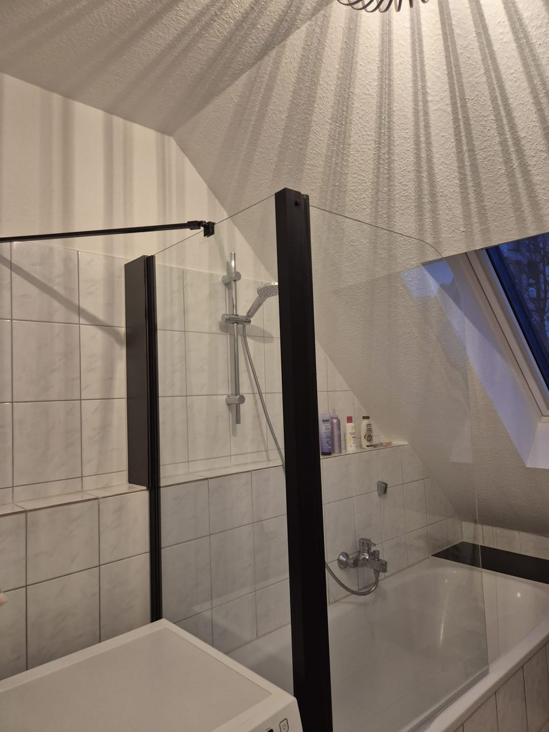 Customer photo review of SONNI Duschwand für Badewanne mit Seitenwand Schwarz NANO-GLAS Badewannenaufsatz faltbar Duschabtrennung Badewanne 80x140 cm(BxH)