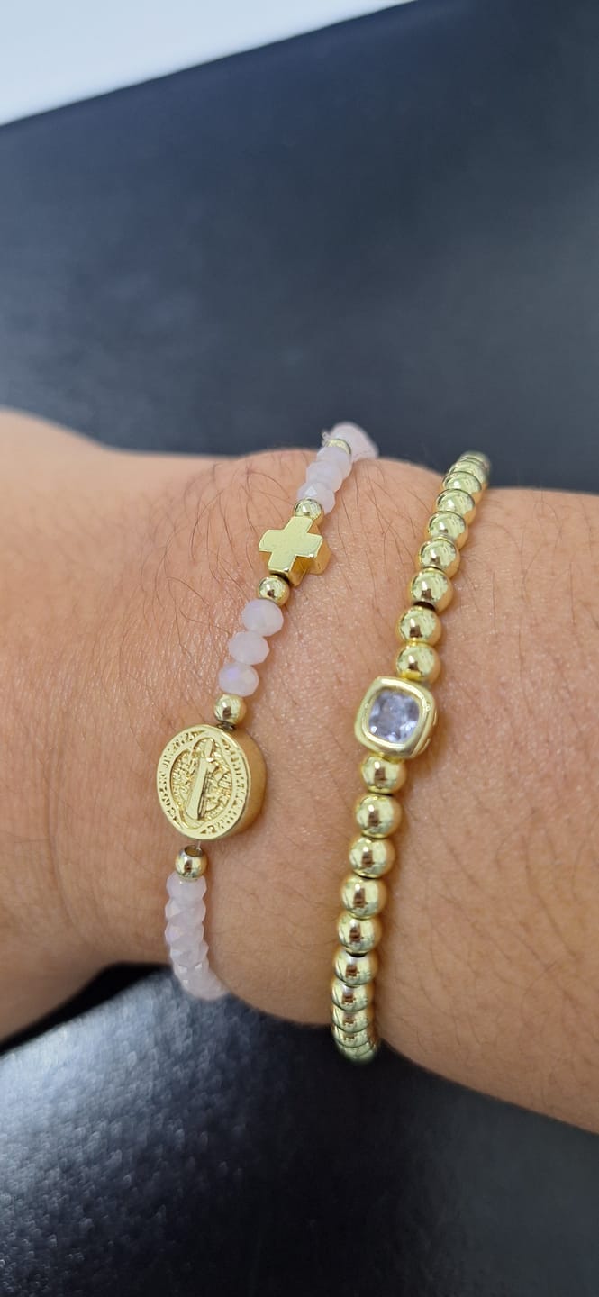 Customer photo review of Pulsera Chaquiras Con San Benito y Mini Cruz
