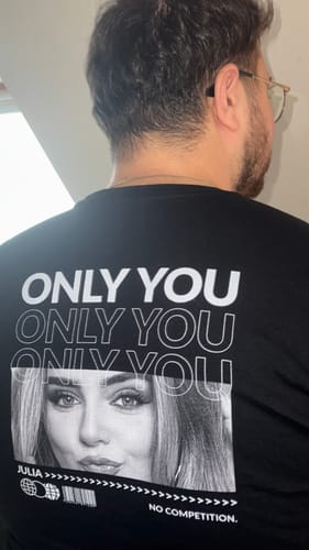 Rezensent trägt das schwarze T-Shirt „Only you“ und zeigt den großen Aufdruck auf der Rückseite.