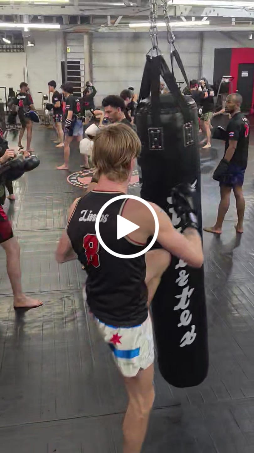 Customer video review of Fairtex HB6 6 Ft. Banana Bag Punching Bag for Muay Thai, Boxing, Kickboxing, MMA (Filled)- 14.17" W x 70.87" H, 100lbs