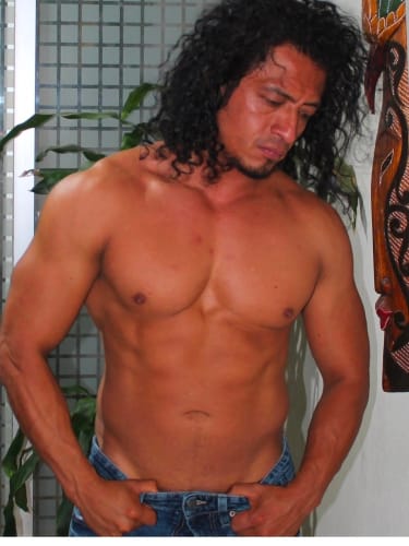 Usuario mostrando su torso musculoso y definido después de usar Testotest l Testosterona Enantato.