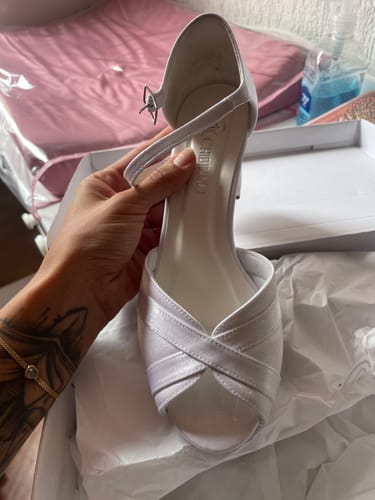 Customer photo review of Sandália Noiva Salto Médio Velvet Branco