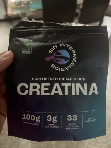 Cliente muestra la bolsa negra de 100 g del suplemento de Creatina Monohidrato.