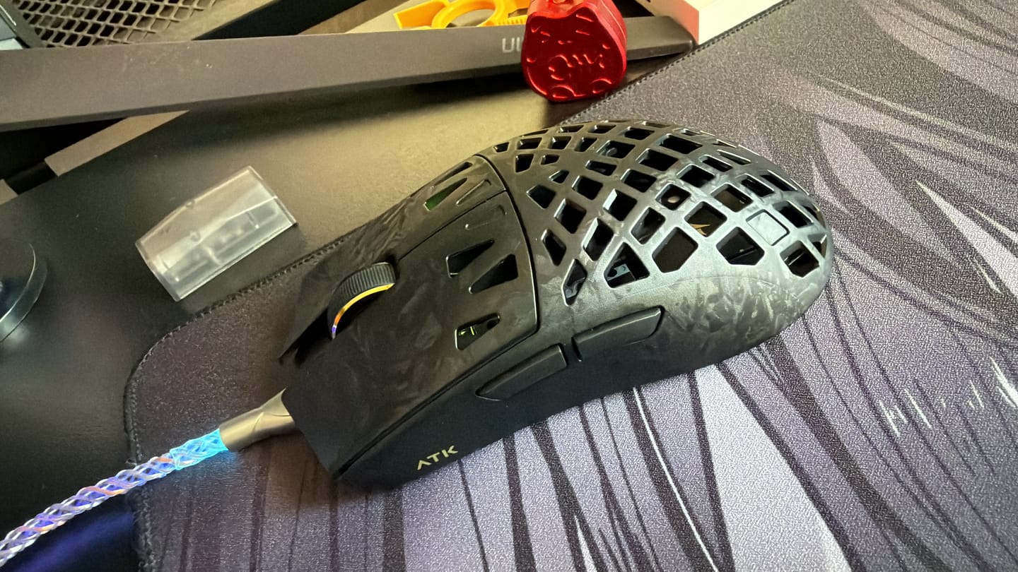 Customer photo review of ATK Blazing Sky Ghost Karbon Fiber Wireless Mouse