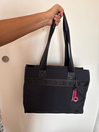 Reseña con foto de un cliente sobre Cartera De Hombro Notebook Llavero Ready To Go