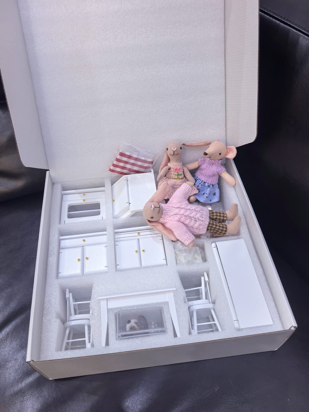 Customer photo review of Sweetheart Pie in the Kitchen – 1:12 Scale Dollhouse Miniature Story-Box