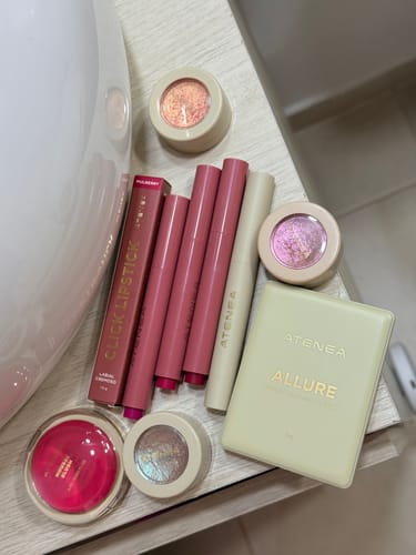 Customer photo review of SOMBRAS CREMOSAS EN BARRA