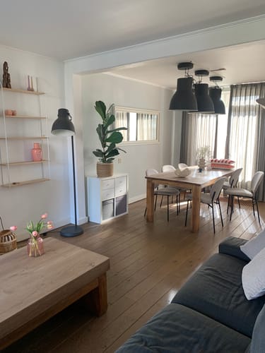 Klant's by fonQ Loop eetkamerstoelen rond een houten eettafel in een lichte eetkamer.