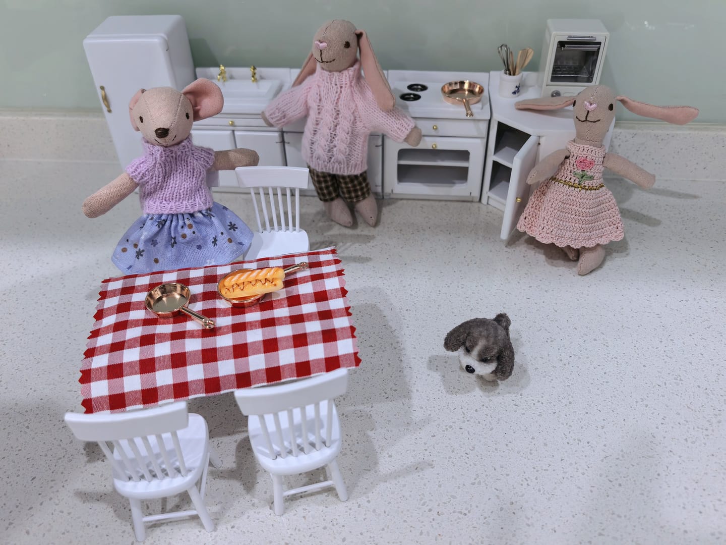 Customer photo review of Sweetheart Pie in the Kitchen – 1:12 Scale Dollhouse Miniature Story-Box