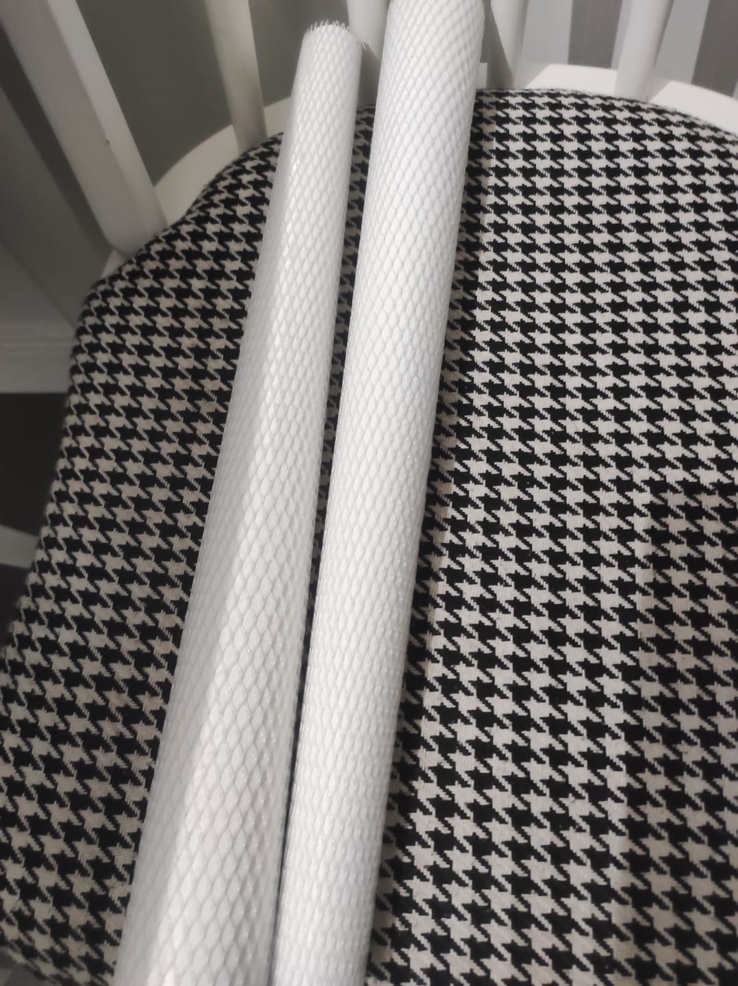 Customer photo review of Rani BM101 Puf Ahşap Ayaklı Tabure Siyah - Beyaz Kazayağı Desenli