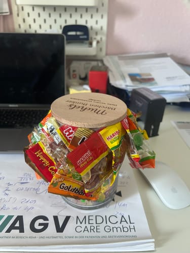 Kundenbild des personalisierten Vorratsglases mit der Gravur „Michels Bärchen Bunker“, das mit vielen Gummibärchentüten gefüllt ist.