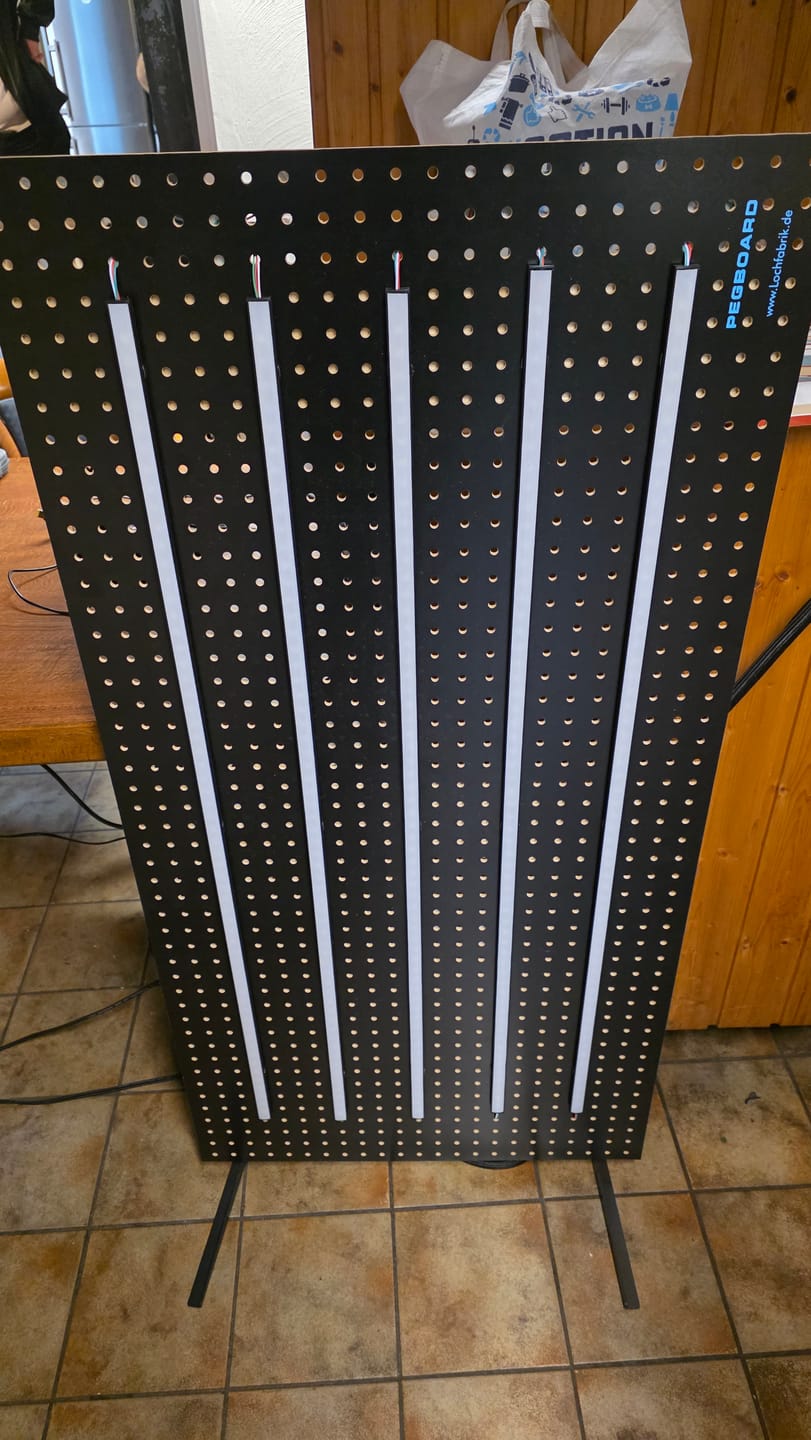 Customer photo review of Werkzeugwand aus Holz - 120 x 60 x 0,5 cm - Lochung Ø7 mm Abstand 25,4 mm - MDF schwarz lackiert