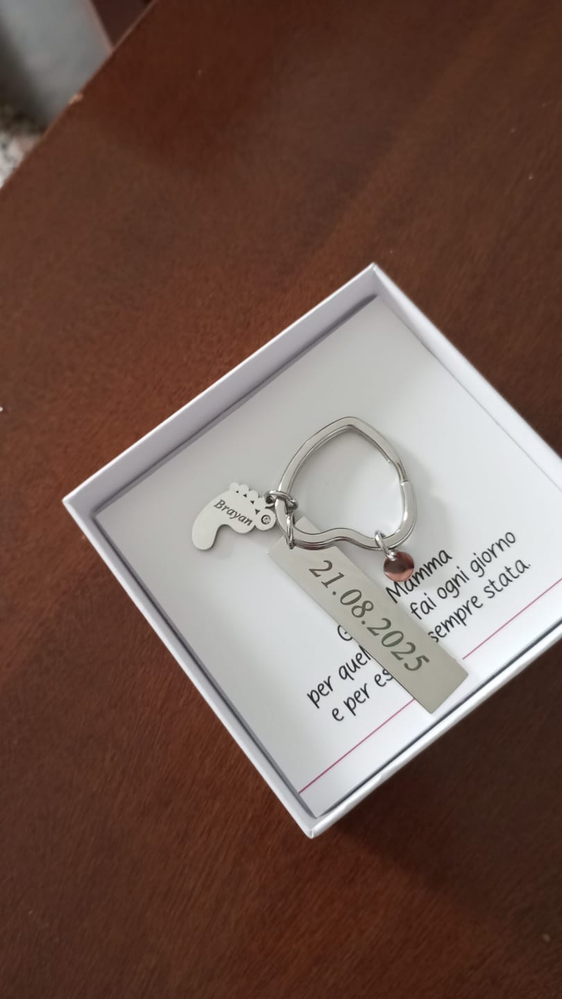 Customer photo review of Portachiavi Piedino Bebè in acciaio con incisione personalizzata