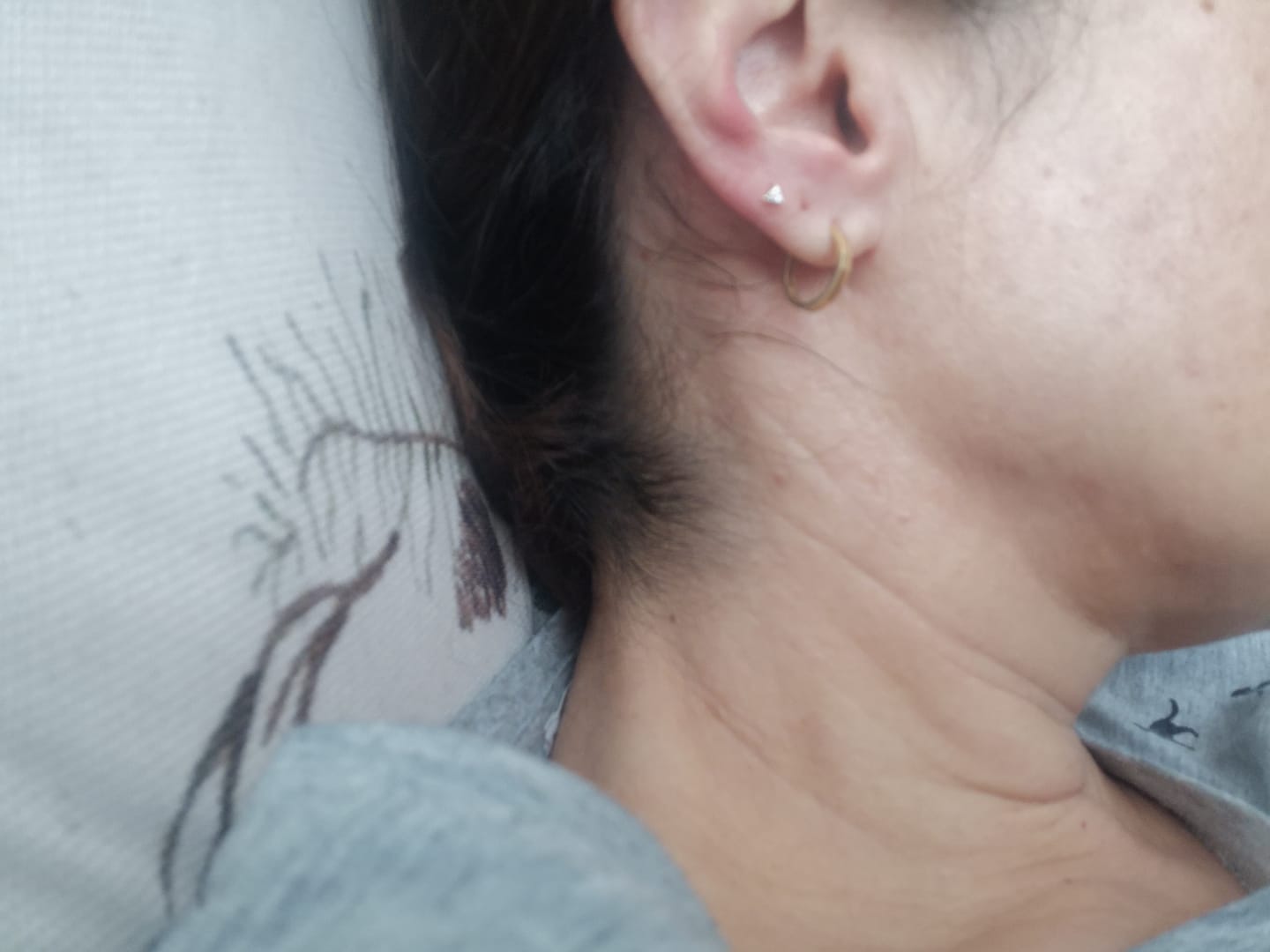 Customer photo review of Gusto Triangle 3 Taşlı Altın Tragus Piercing