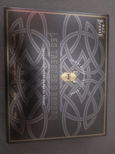 Client montrant la boîte noire du coffret soin barbe Les Trésors d'Asgard.