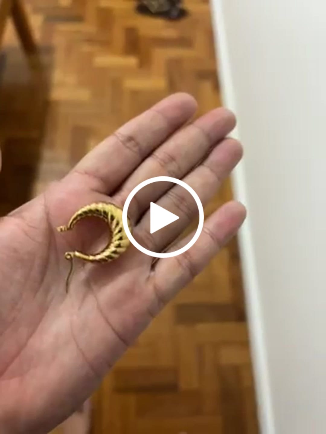 Customer video review of Brinco de Argola Croissant Banhado em Ouro 18K