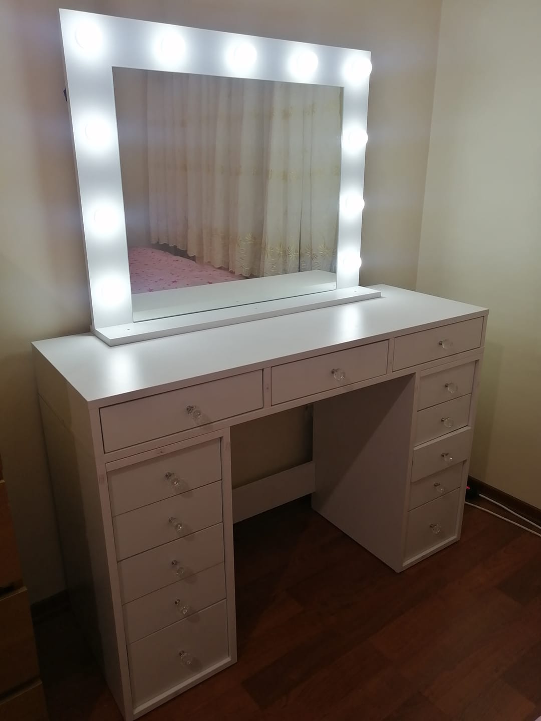 Customer photo review of Rani BJ119 Hollywood Işıklı Aynalı Kulis Makyaj Masası 13 Çekmeceli Takı Düzenleyici Beyaz