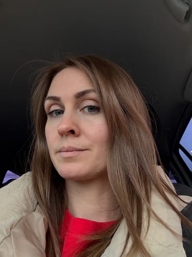 Reviewer shows her light brown hair after using the Sunkissed Starter Kit.