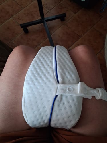 Client utilisant le coussin orthopédique pour genoux Cellsius, positionné entre ses genoux.