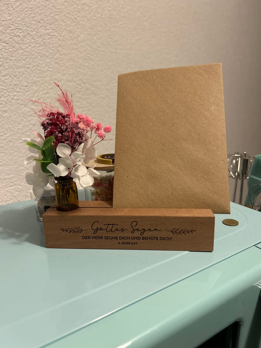 Customer photo review of Kartenhalter "Gottes Segen" mit Trockenblumen · Holzgravur · inkl. Postkarte