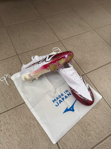 Avis photo d'un client sur NEW BALANCE  FURON V8 ELITE FG X SAKA - BLANC/ROUGE