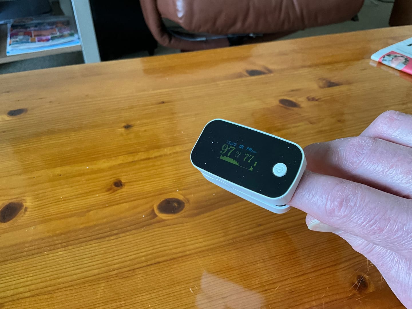 Customer photo review of Saturatiemeter / bloedzuurstofmonitor / saturatiemeter voor vingers / met OLED-display / professioneel en zeer nauwkeurig / ideaal voor gezinnen, ouderen en ziekenhuizen