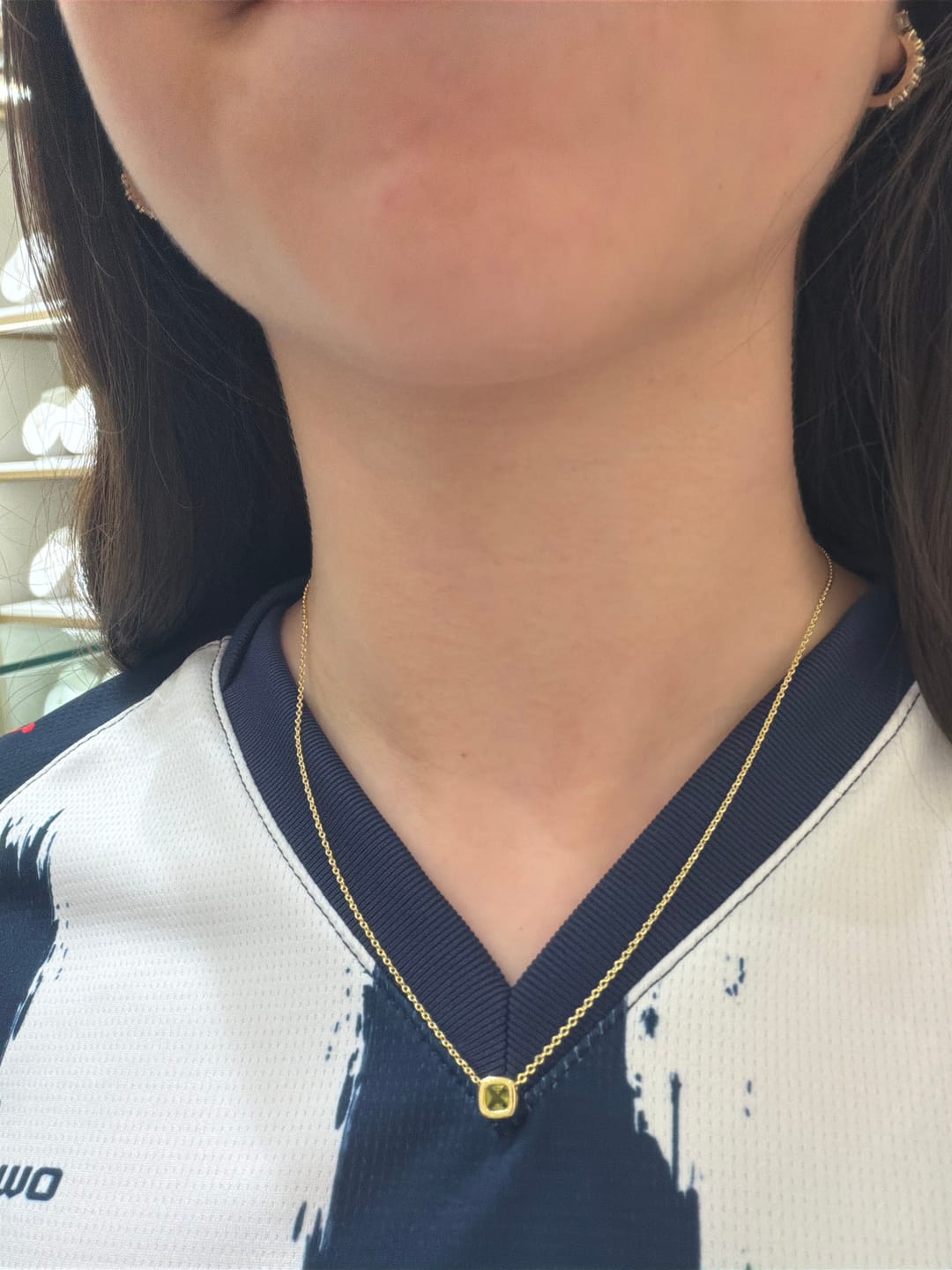 Customer photo review of Personaliza Tu Collar Inicial Mini Bubble Dorado Zirconias