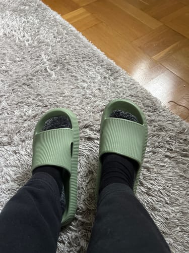 Customer photo review of HappyFlops