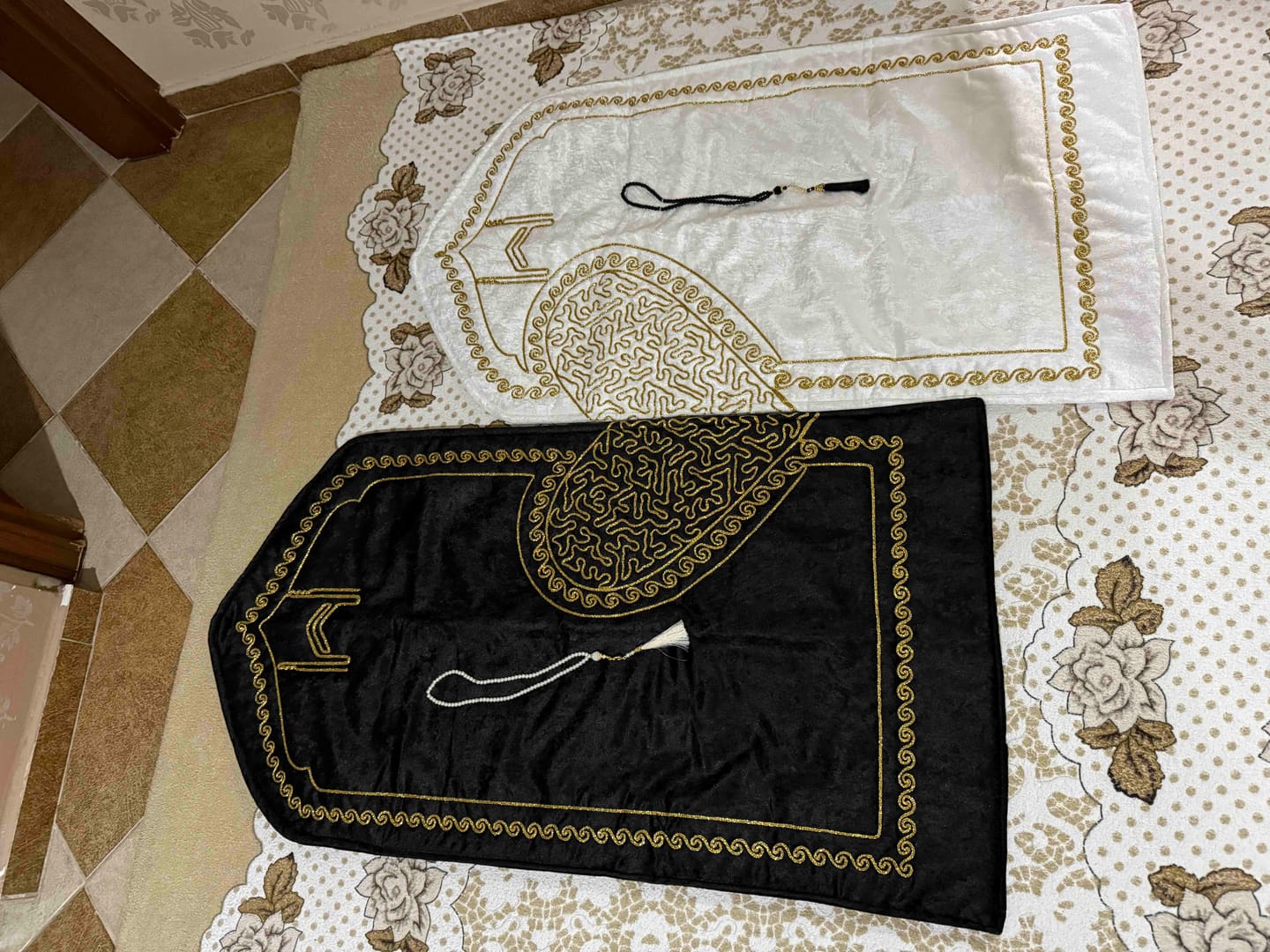 Customer photo review of Çiftlere Özel Kalpli Seccade – Yan Yana Secde