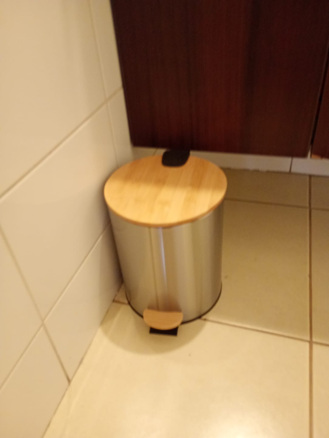 Customer photo review of Papelera Bathlux Cilíndrica 5L Cubo de Basura Acero Inoxidable Y Bambú