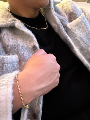 Cliente usando colar e pulseira Mens Poise
