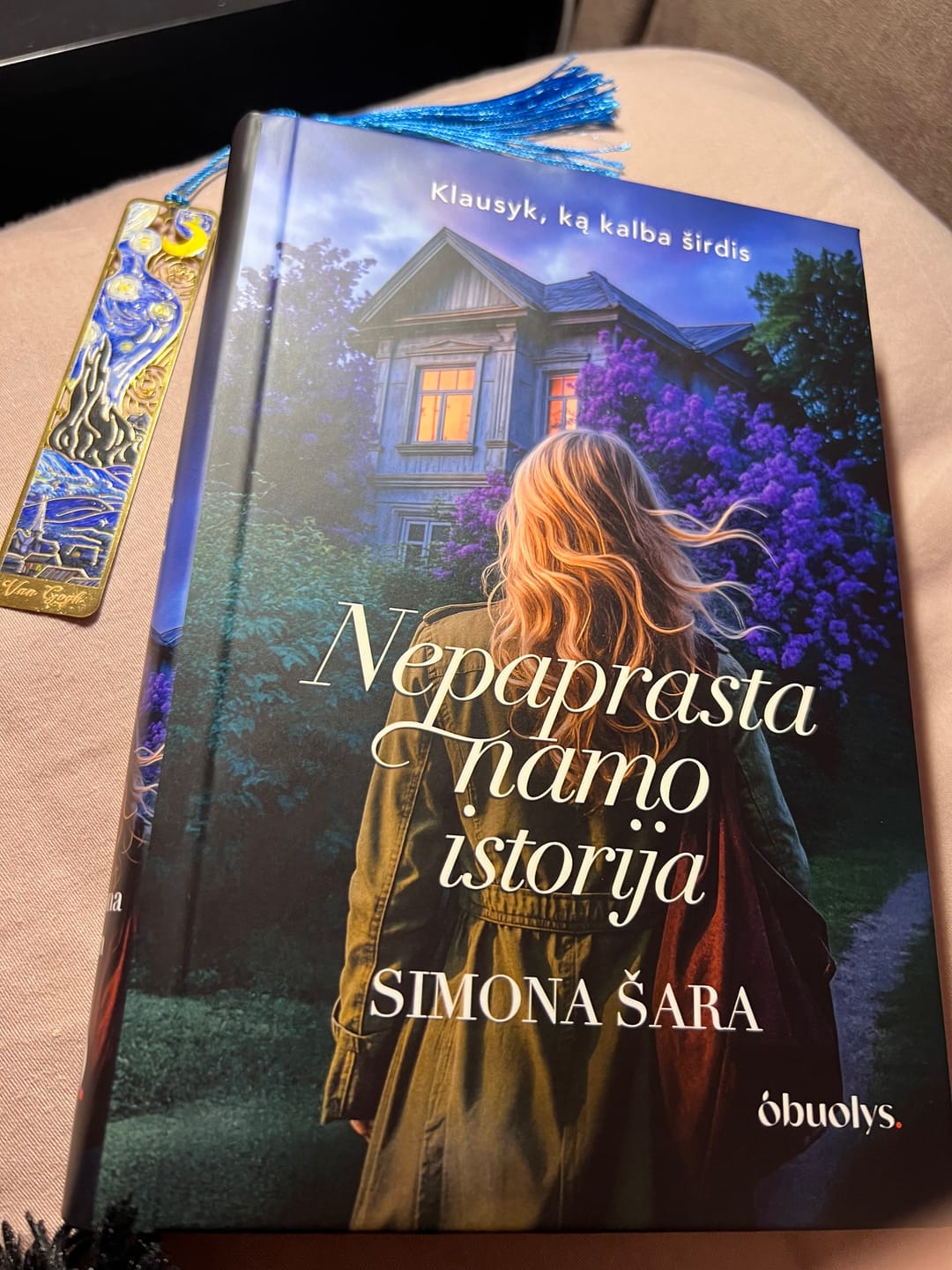 Customer photo review of Nepaprasta namo istorija: romanas apie šeimos paslaptis, netikėtas išpažintis ir meilę
