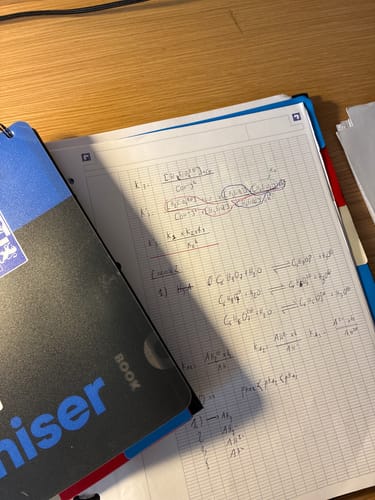 Le cahier ORGANISER BOOK OXFORD d'un client, ouvert sur un bureau et rempli de notes d'étude manuscrites.