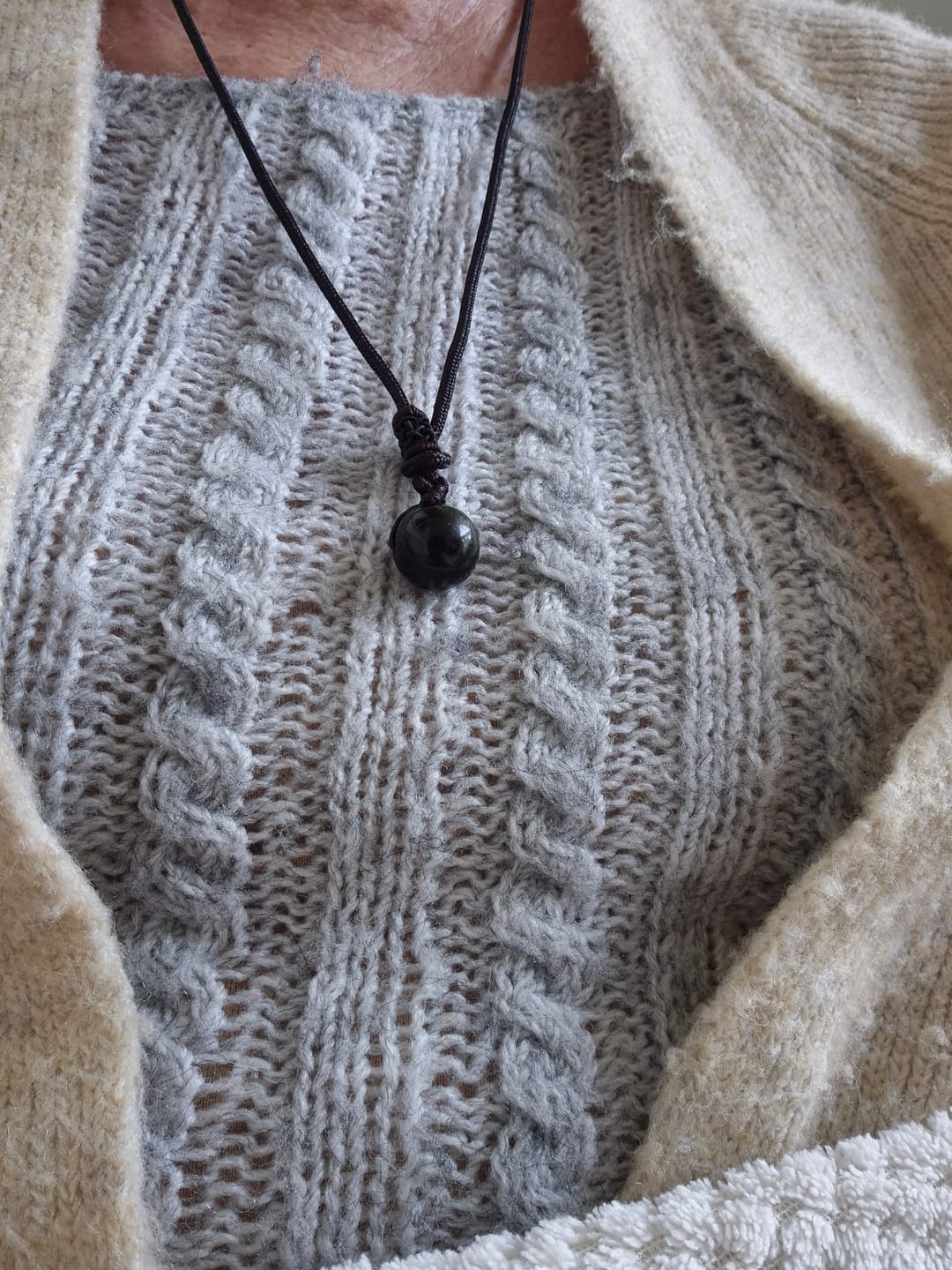 Customer photo review of Pendentif "Sphère" en Obsidienne Dorée