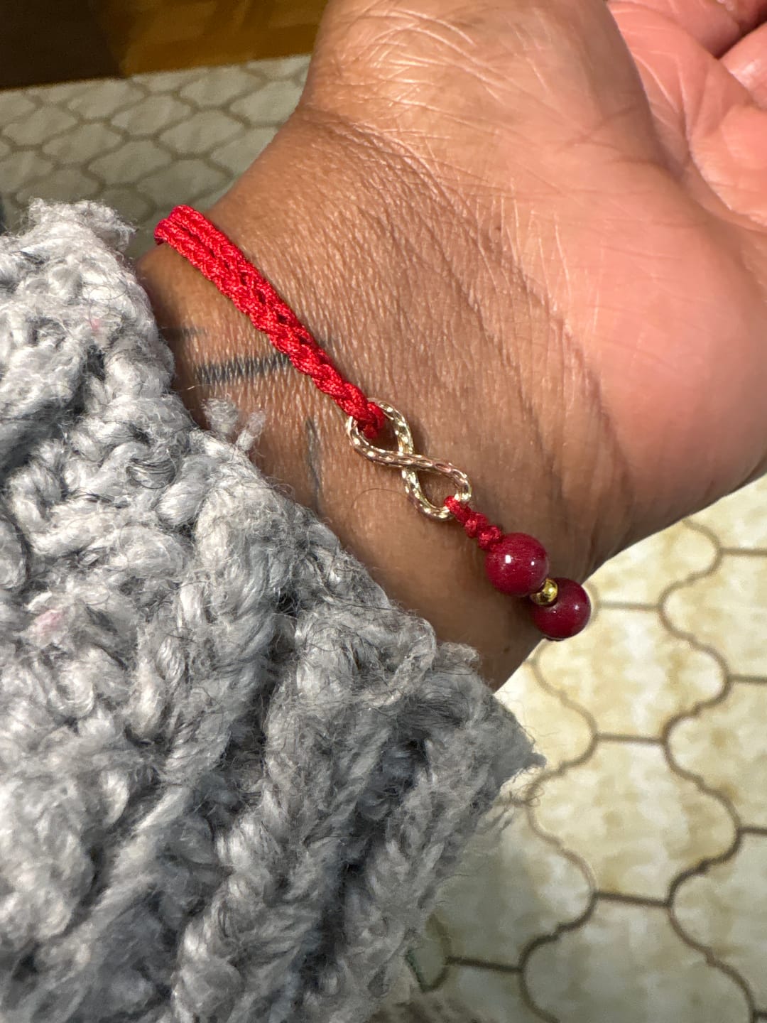 Customer photo review of Buddha Stones Zinnober Segen Rote Schnur Goldenes Unendlichkeitssymbol Armband Fußkettchen
