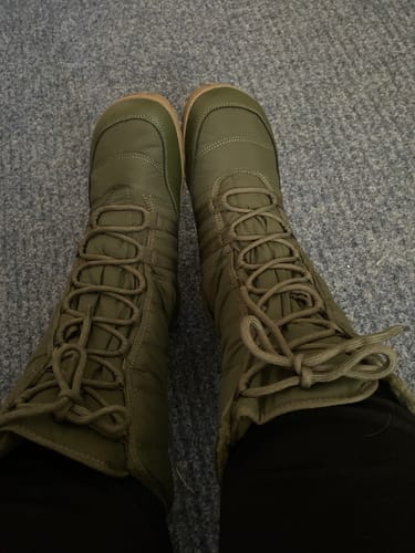 Arvostelijan vihreät Vaistoa Hanki 2 -talvisaappaat jalassa, kuvattuna ylhäältä.