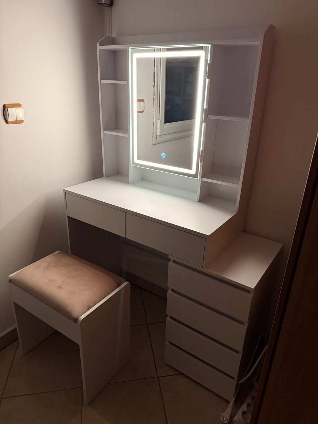 Customer photo review of Τραπέζι Μπουντουάρ Μακιγιάζ Tουαλέτας Με Σκαμπό Κρεβατοκάμαρας Καθρέφτης Με Ντουλάπι Λευκό με Φωτισμό LED Ρυθμιζόμενη Φωτεινότητα RD-T125W01