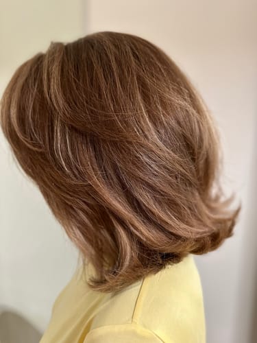 Reviewer showing their shiny, voluminous light brown hair after using Grey Cover shade nr 7.