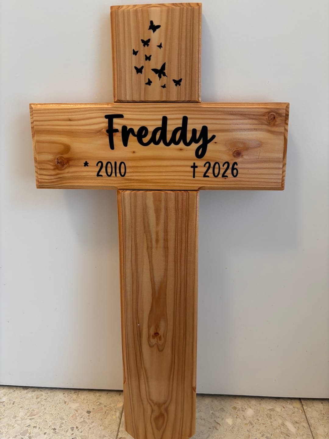 Customer photo review of Tier-Grabkreuz aus Holz mit Namen
