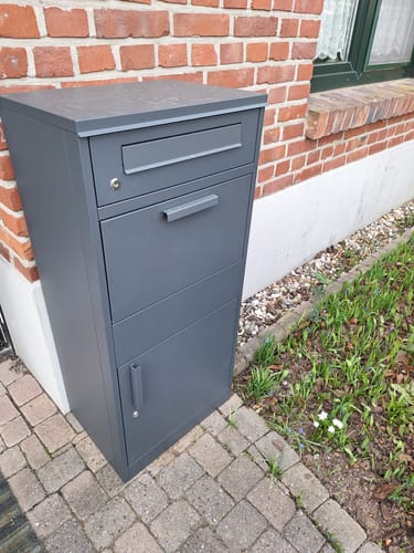 Customer photo review of Paketbox PB1 mit Briefkasten | anthrazit - RAL7016 | personalisiert mit Edelstahl-Schild