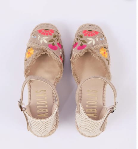 Reseña con foto de un cliente sobre Alpargata Karen Beige