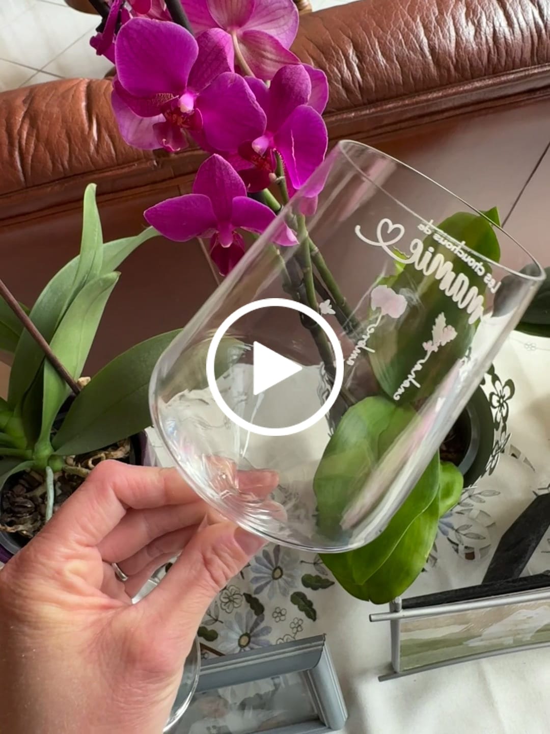 Customer video review of Le jardin de Mamie - Verre à vin personnalisé avec fleurs de naissance pour Maman et Mamie